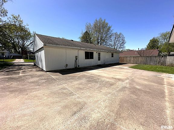 3rd image of 1539 Edgebrook Dr
