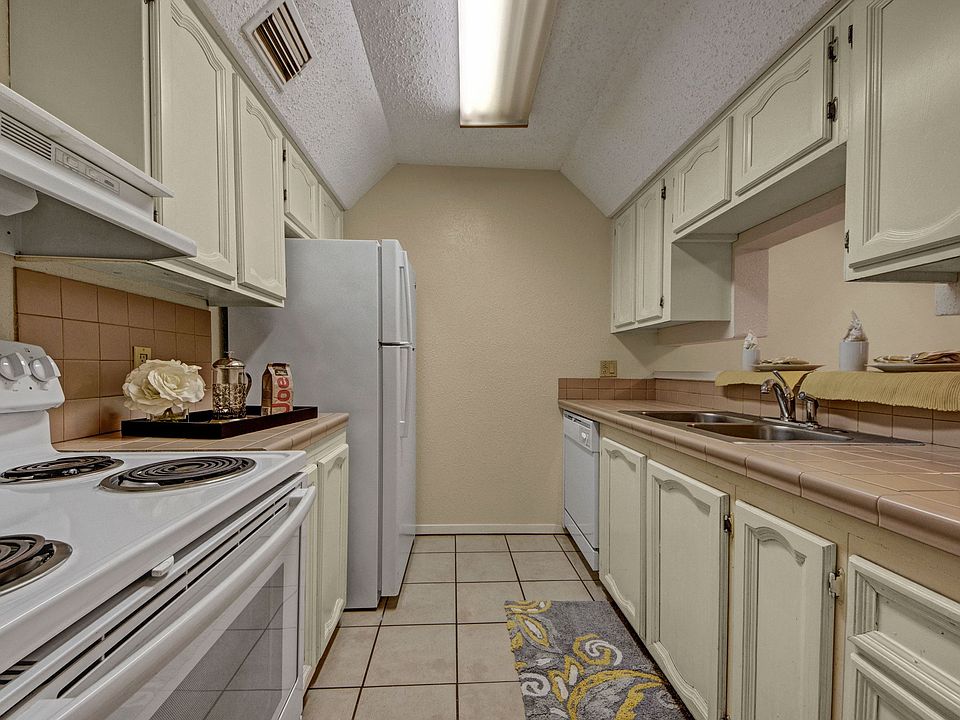 Las Colinas Kitchen