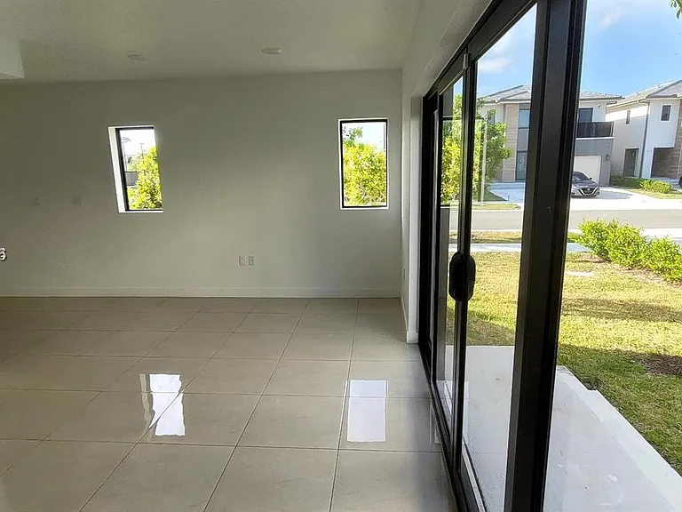 110 NW 11th Ct — Photo 9