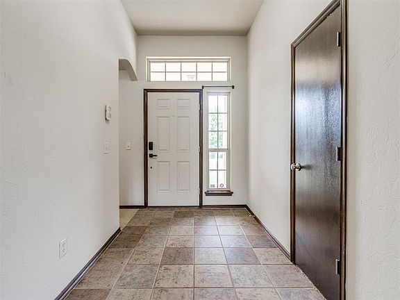 3rd image of 320 White Oaks Dr