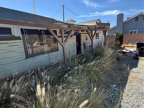 3rd image of 1082 S Santa Fe St