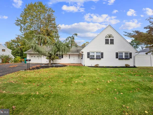 301 Snowball Dr, Levittown, PA 19056