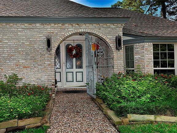 WELCOMING ENTRY.