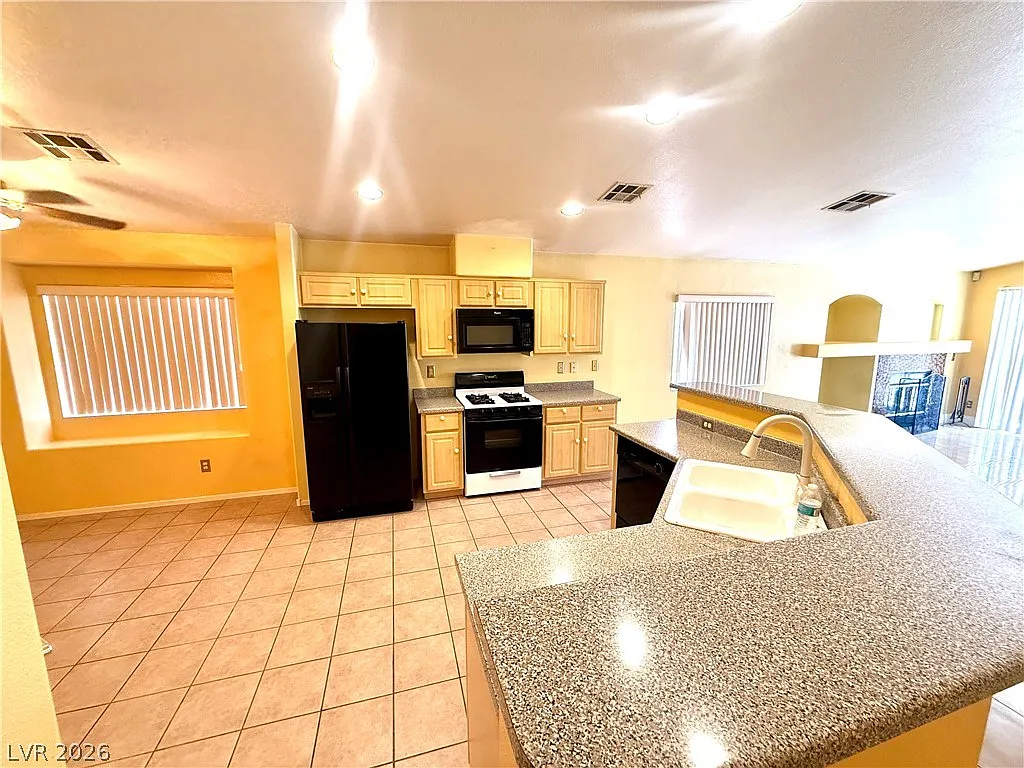 4 bed, 2.0 bath, 1750 sqft, $1,900 — Photo 4
