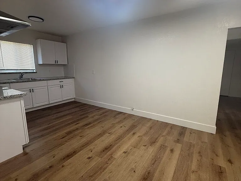 1149 E Pontiac Way — Photo 4