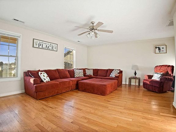 3rd image of 422 Miller St SE