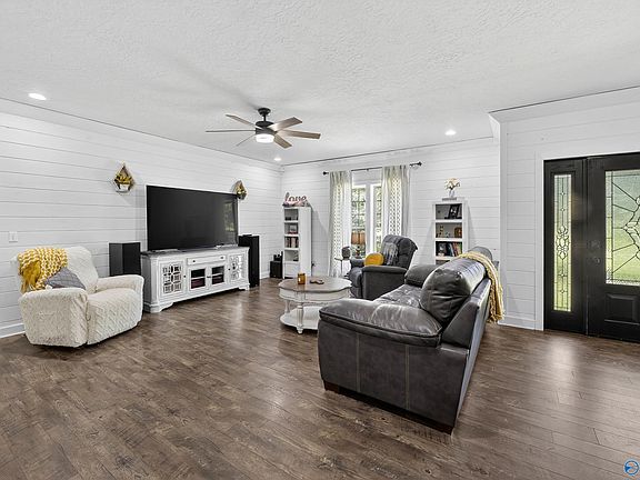 4th image of 146 Hidden Lake Dr