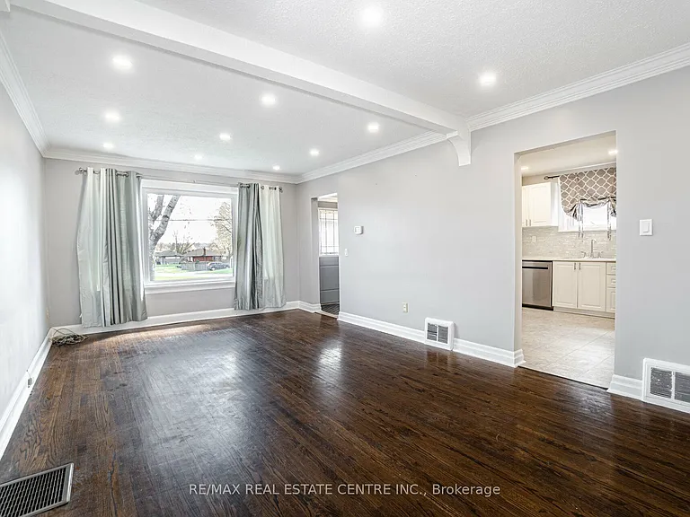 102 Wilson Rd S #UPPER LEVEL — Photo 8