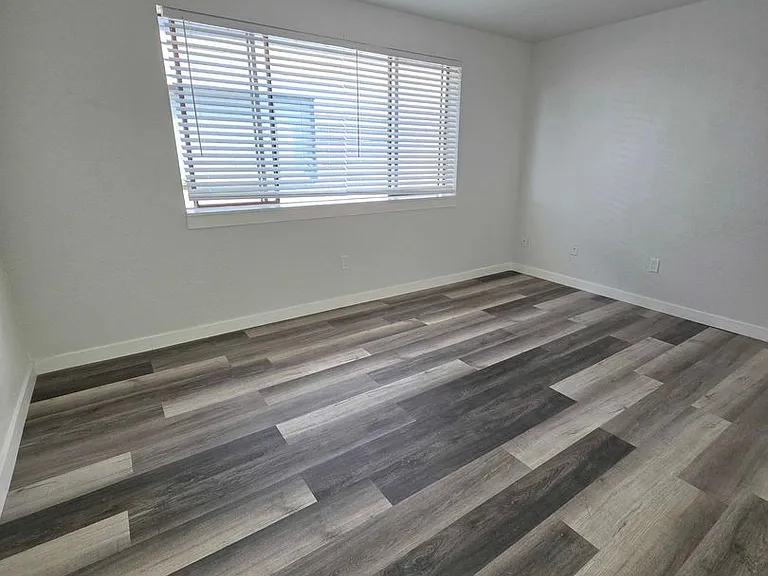 4122 4126 Hoyt Ave — Photo 14