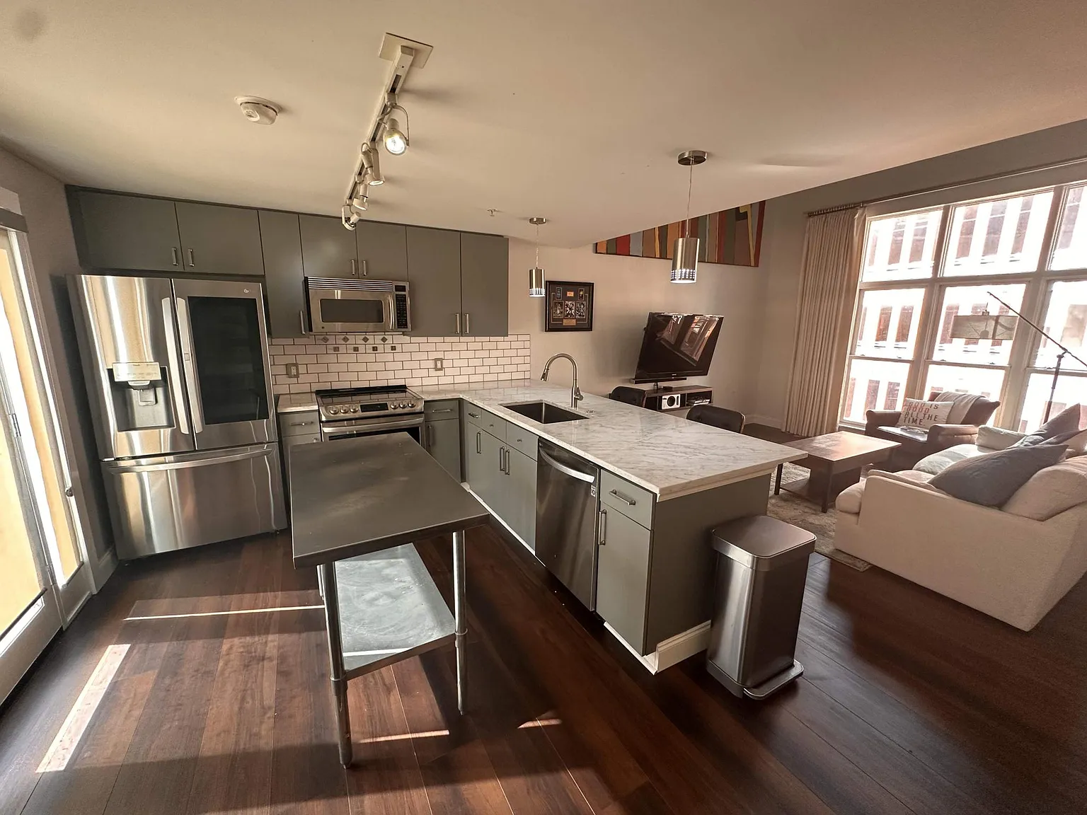1 bed, 1.5 bath, 880 sqft, $2,249 — Photo 2