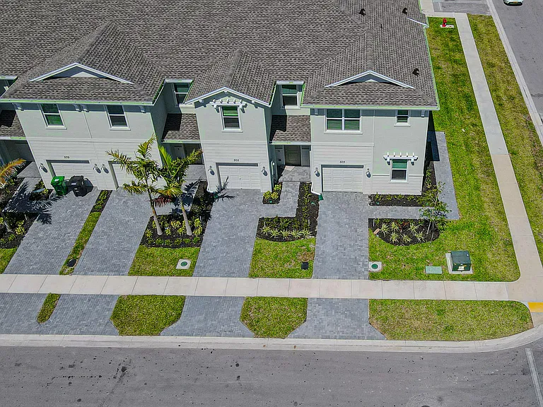 503 SE Rivergrass St — Photo 2