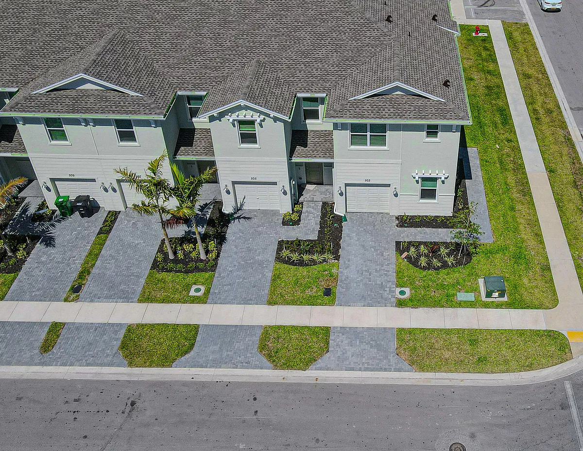 Building Photo - 503 SE Rivergrass St