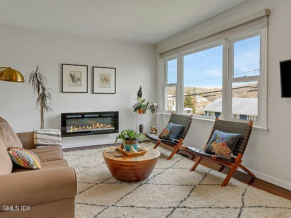 4th image of 42 Nicholas Ave