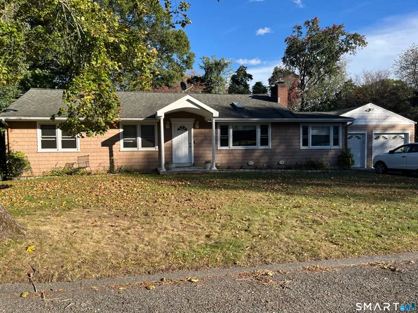 32 Poplar St, Trumbull, CT 06611