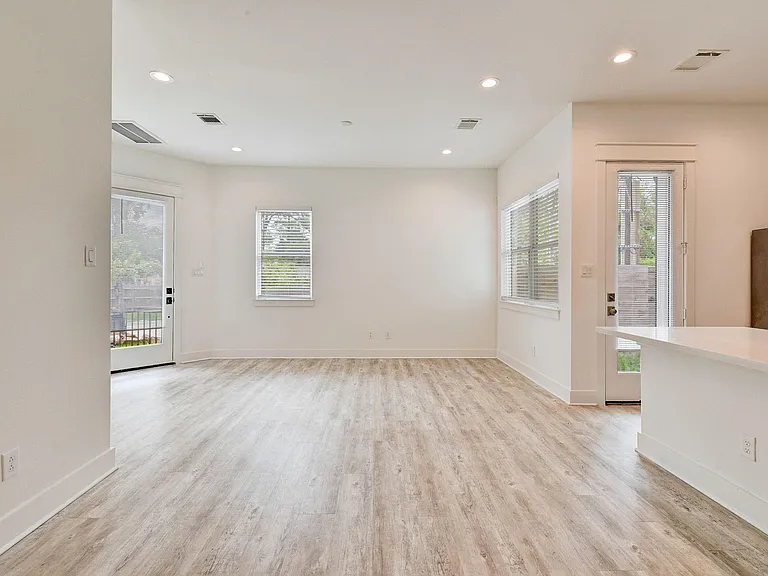 2705 Oakwood Crest Ln — Photo 24