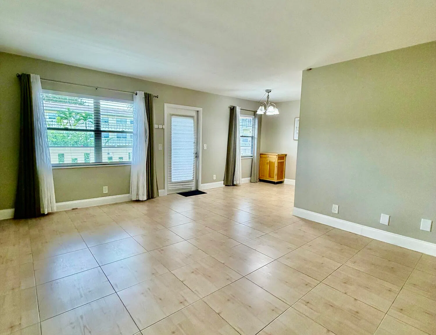 2 bed, 1.5 bath, 835 sqft, $1,650 — Photo 2