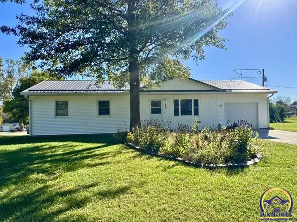 605 Ottawa St, Hiawatha, KS 66434