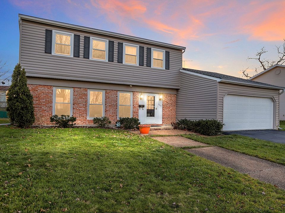1st image of 223 E Cedarwood Ct