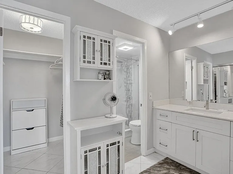 401 Golden Isles Dr #705 — Photo 33