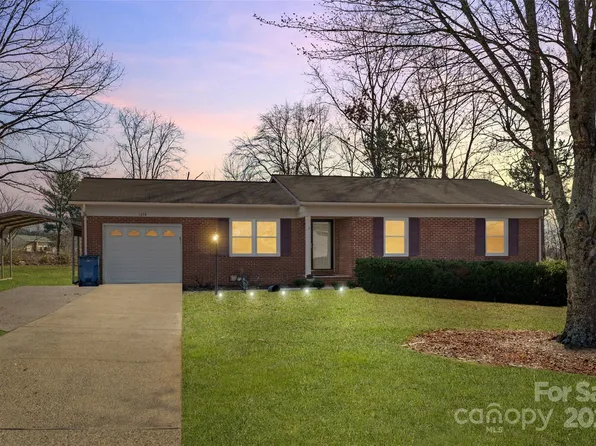 1258 Courtney Dr, Hickory, NC 28602