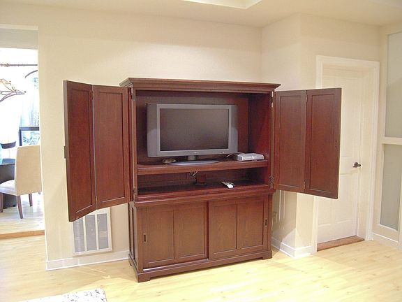 Entertainment Ctr.