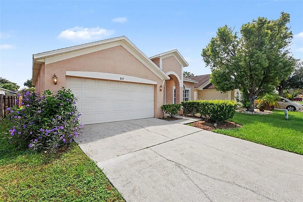 3 bed, 2.0 bath, 1610 sqft, $2,100 — Photo 2