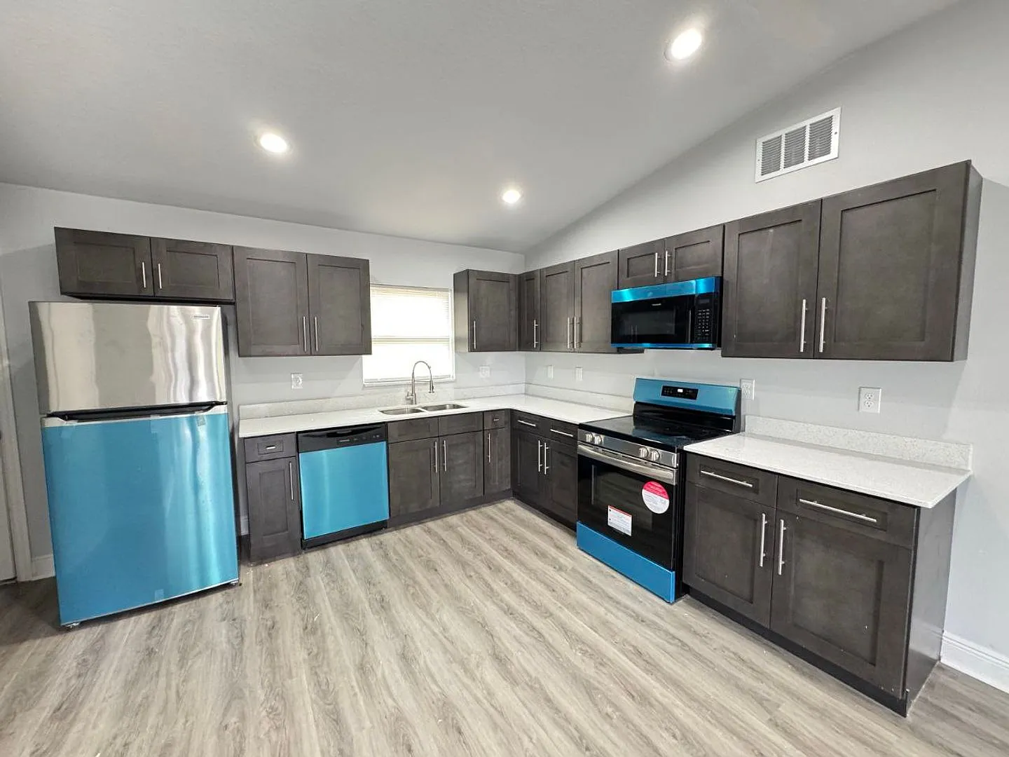 3 bed, 999 sqft, $1,697 — Photo 3