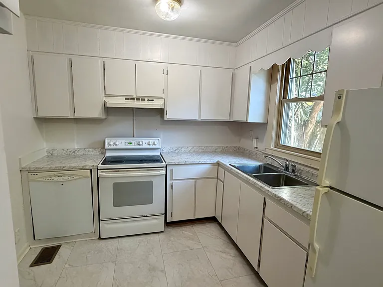 816 Maupas Ave — Photo 9