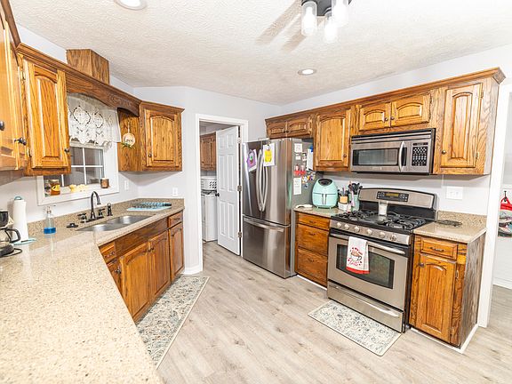 4th image of 220 Paisley Ln