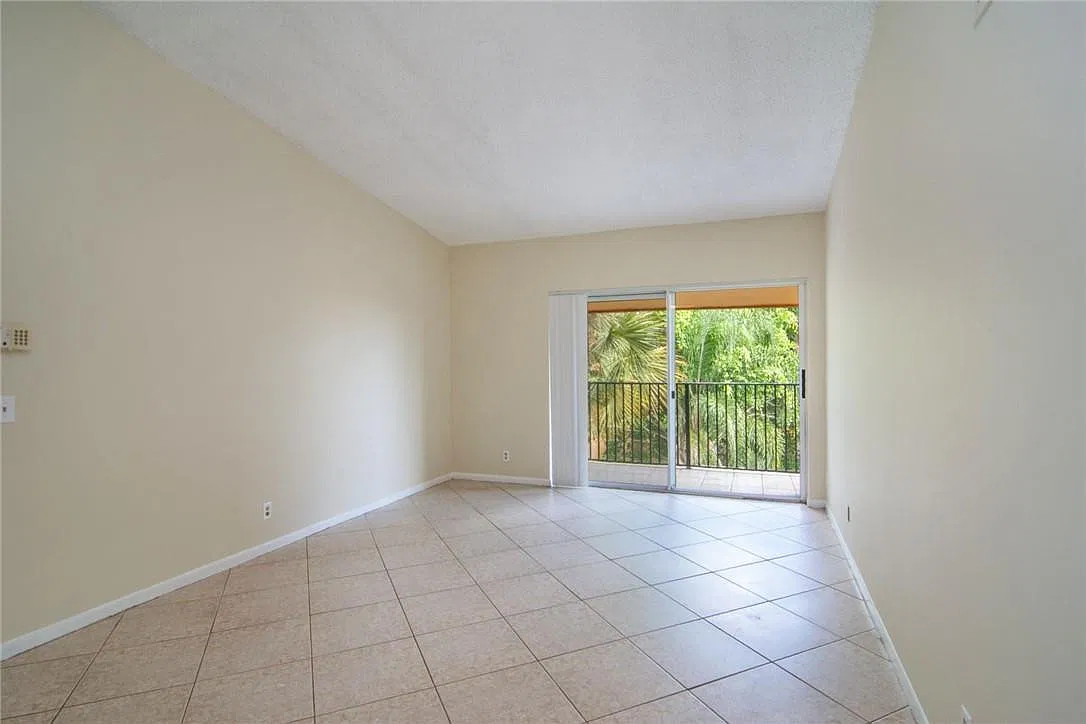 1 bed, 1.0 bath, 734 sqft, $1,750 — Photo 2