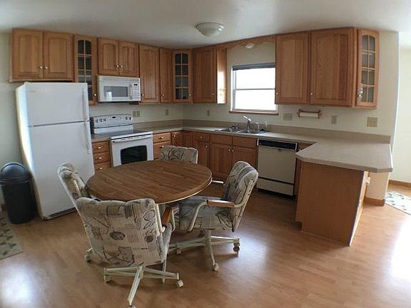 3rd image of 810 S Sewell Ave