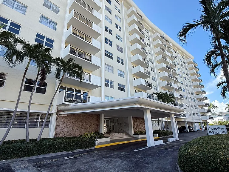 401 Golden Isles Dr #409 — Photo 32