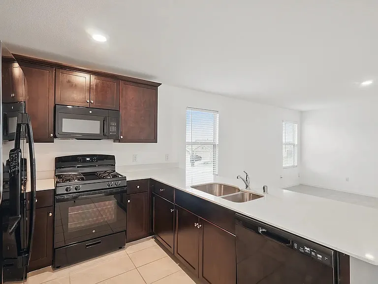 8400 High Robin Ave — Photo 3