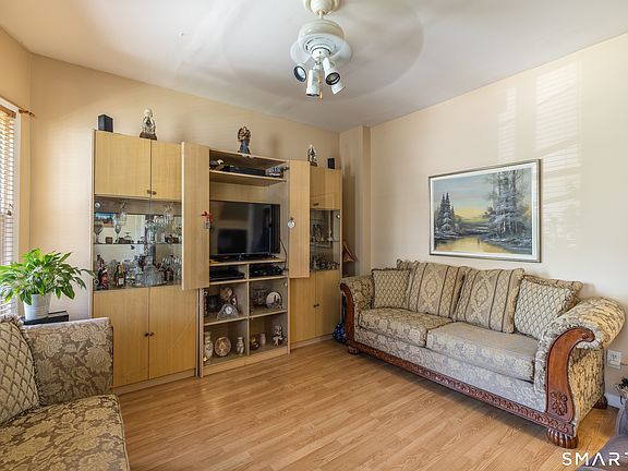 5th image of 639 Laurel Avenue