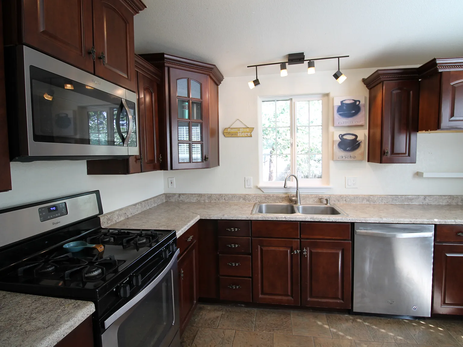 3 bed, 1296 sqft, $2,550 — Photo 4