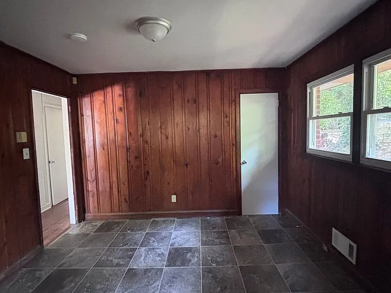 924 Crestmere St — Photo 5