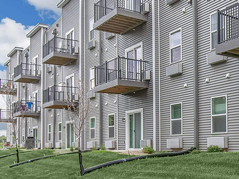 2135 Edgewood Dr — Photo 2