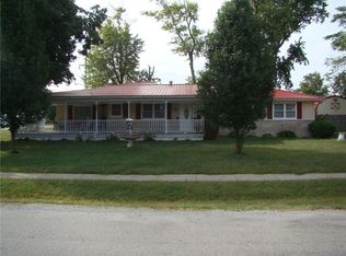 915 Vandalia Rd, Louisville, IL 62858