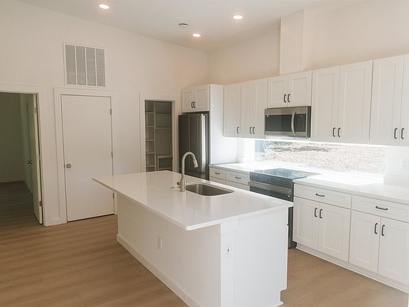 5th image of 689 Francis St