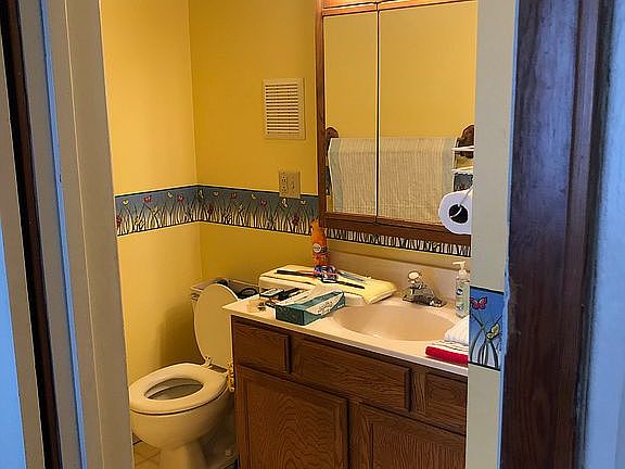 Bright cheery bathroom 