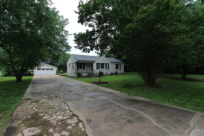 2215 Rosewood Dr — Photo 2