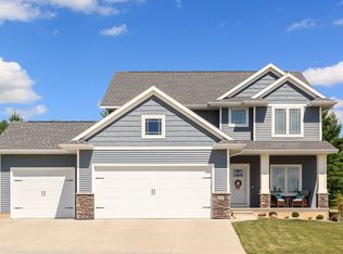 2923 Caspian Rd, Hiawatha, IA 52233