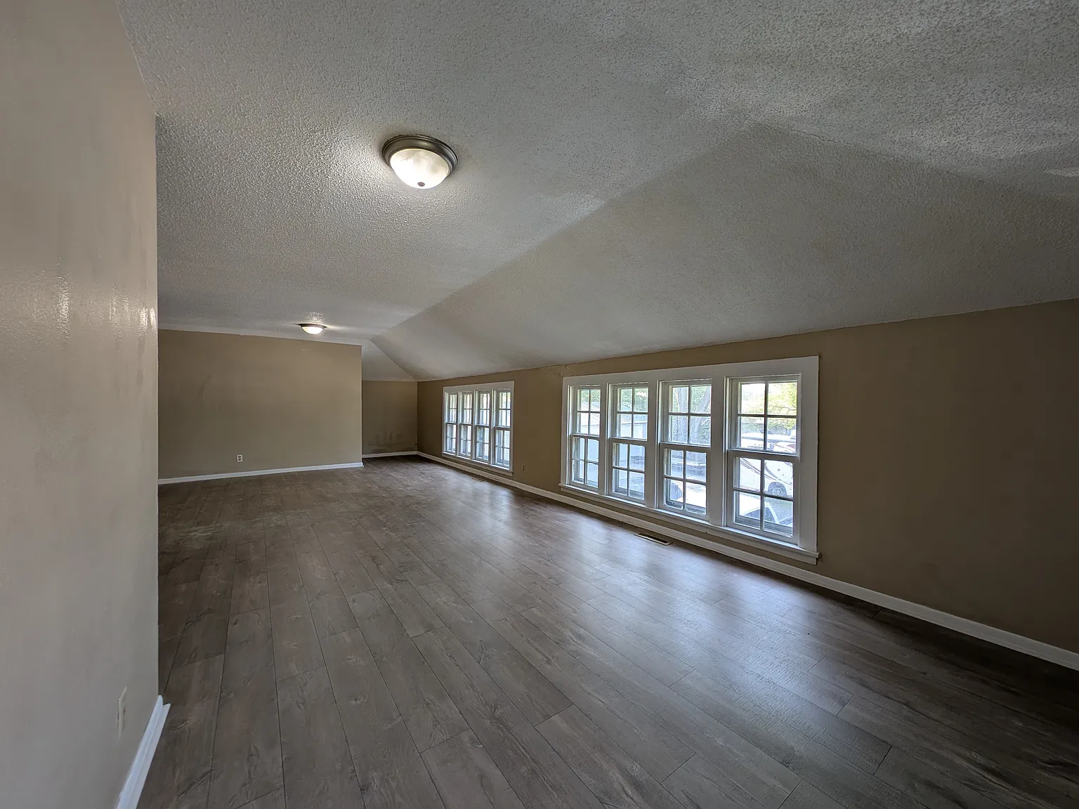 4 bed, 2000 sqft, $1,800 — Photo 2
