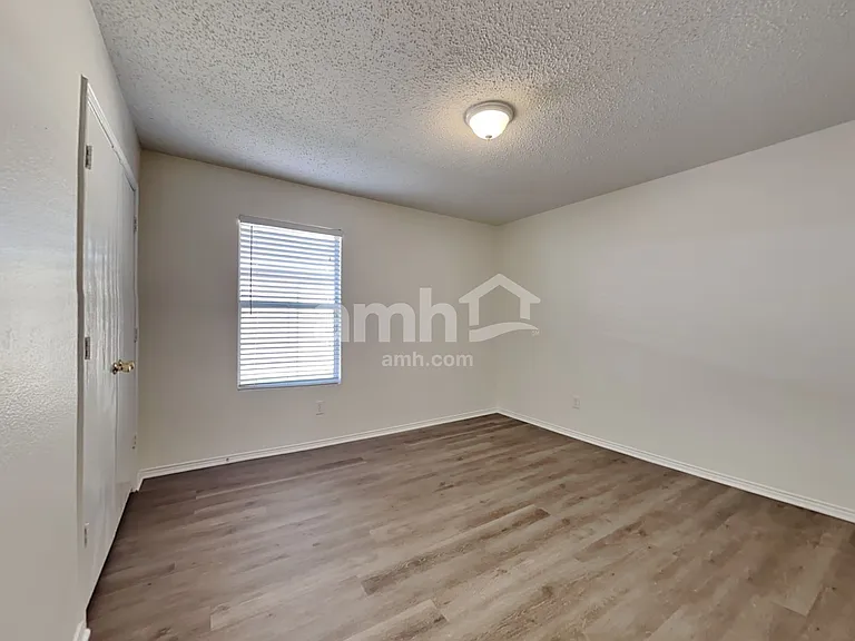 6040 Crescenzio Dr — Photo 16