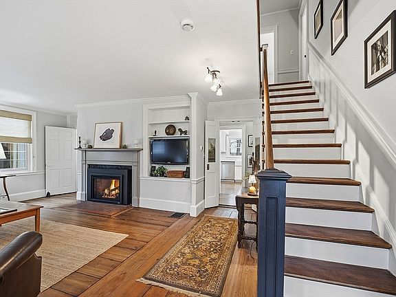 4th image of 100 Main St