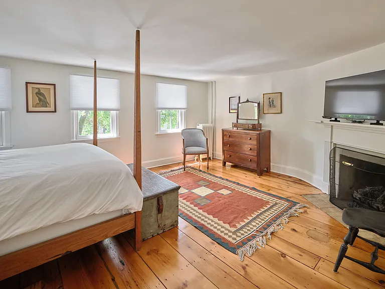 2nd Floor - Queen Bedroom - 2 Closets and Smart TV