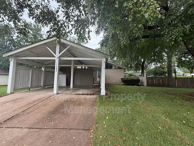 2450 Jenkee Dr — Photo 1