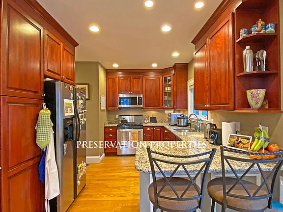 5th image of 375 Lowell Ave