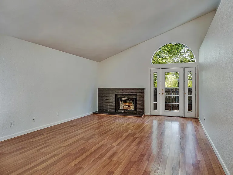 828 Bond Pl — Photo 7