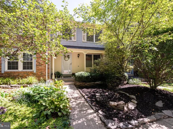 1583 Stowe Ct, Reston, VA 20194